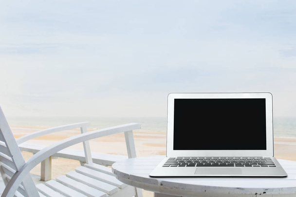 mobiles Arbeitsbüro am Strand mit leerem Laptop-Bildschirm - Foto, Bild