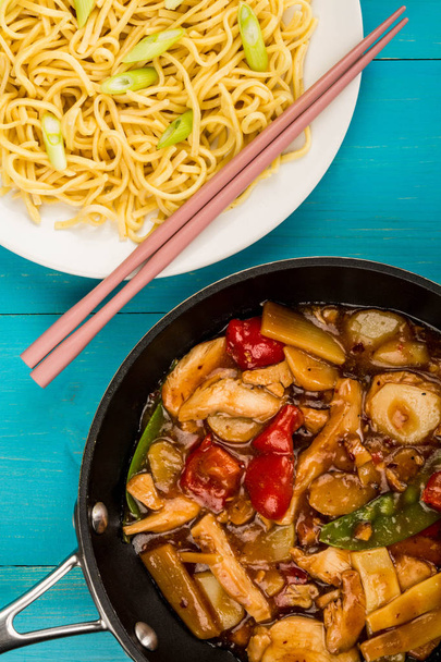 Chiński styl kurczaka i orzechy nerkowca wymieszać smażyć posiłek - Zdjęcie, obraz