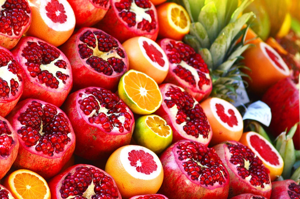 Очень красивая витрина со спелыми сочными фруктами
 - Фото, изображение