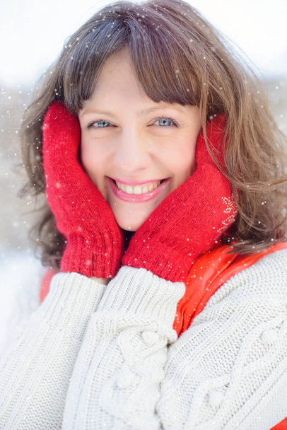 クリスマス セール。赤いミトンと雪、感情で白いセーター冬背景美しい驚く女性。面白い笑い女性の肖像画。年始の営業 - 写真・画像