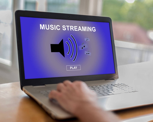 Muziek streaming concept op een laptop - Foto, afbeelding