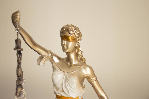 Vrouw symbool van het standbeeld van Justitie Themis - Foto, afbeelding