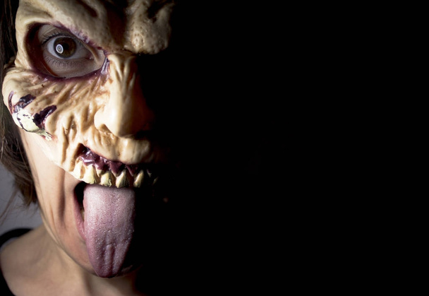 Mujer zombi con máscara viva muerta
 - Foto, Imagen