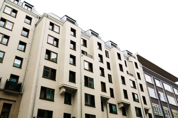 white apartment complex with square formed facade - Foto, imagen
