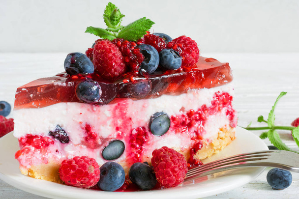 Rebanada de delicioso pastel de queso con frutas de bayas y menta
 - Foto, Imagen