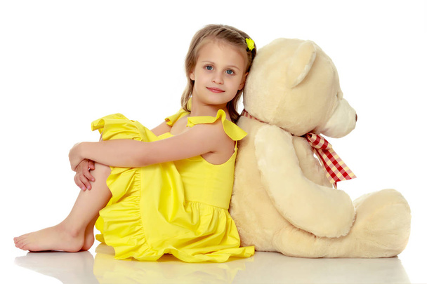 Little girl with teddy bear - 写真・画像