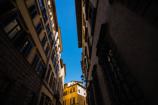 Florence, Italy - October, 2017. Narrow street in Florence, Tuscany, Italy. Architecture and landmark of Florence. - Foto, afbeelding