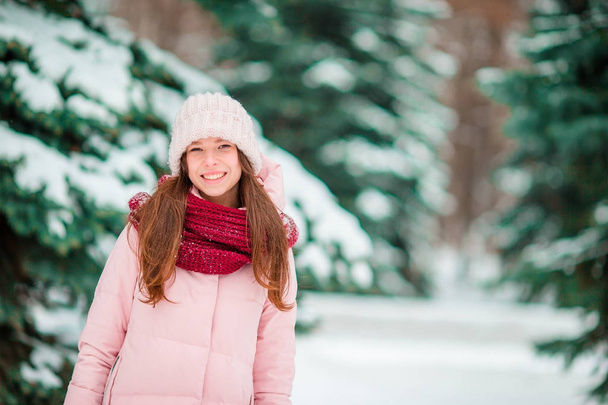 幸せな女の子が美しい屋外のウィナーと雪の天気を楽しむ wonter 日 - 写真・画像