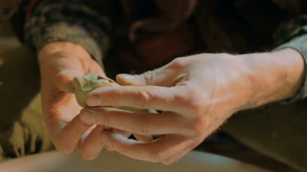 Alfarero profesional haciendo silbato en taller de cerámica
 - Metraje, vídeo
