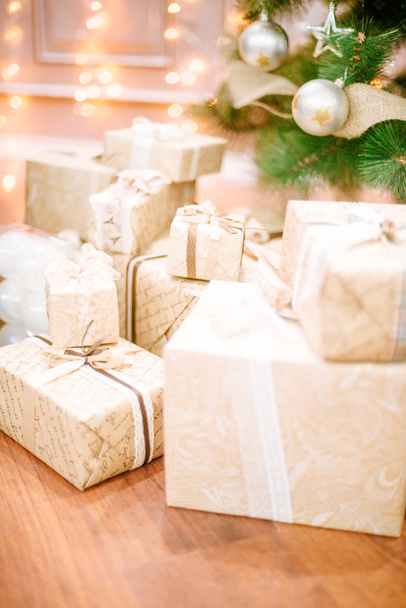 Presents under Christmas Tree in living room. Family Holiday New Year - Foto, Imagen