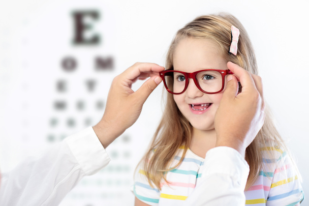Child at eye sight test. Kid at optitian. Eyewear for kids. - Fotoğraf, Görsel