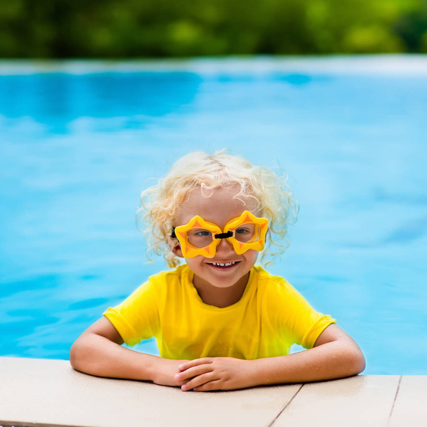 Kind mit Brille im Schwimmbad. Kinder schwimmen. - Foto, Bild
