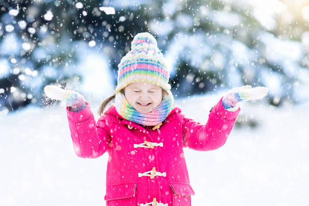 Kışın kar ile oynayan çocuk. Çocuklar açık havada. - Fotoğraf, Görsel