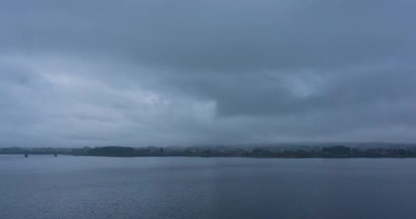 De sfeer op het meer in de ochtend, dat bewolkt 4k was Time Lapse  - Video