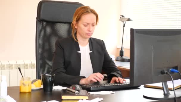 Γυναίκα των επιχειρήσεων άρρωστοι με γρίπη φυσούν τη μύτη στον ιστό. στο γραφείο. 4k, αργή κίνηση - Πλάνα, βίντεο