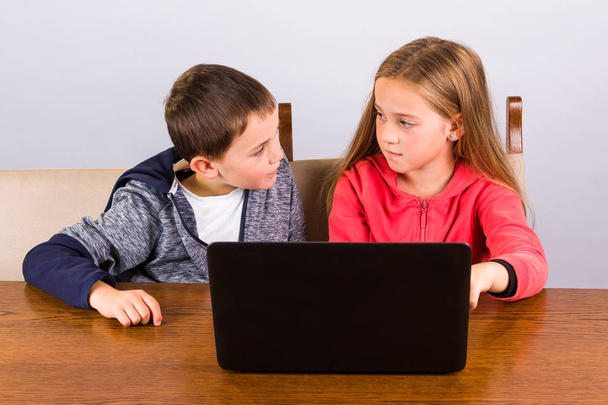 Boy and girl with laptop - Valokuva, kuva