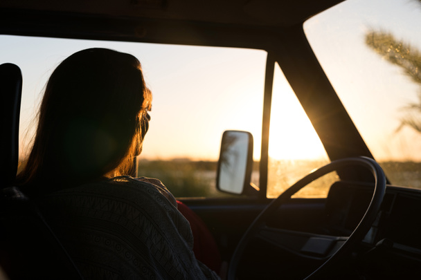 Молодая женщина любит путешествовать на машине
 - Фото, изображение