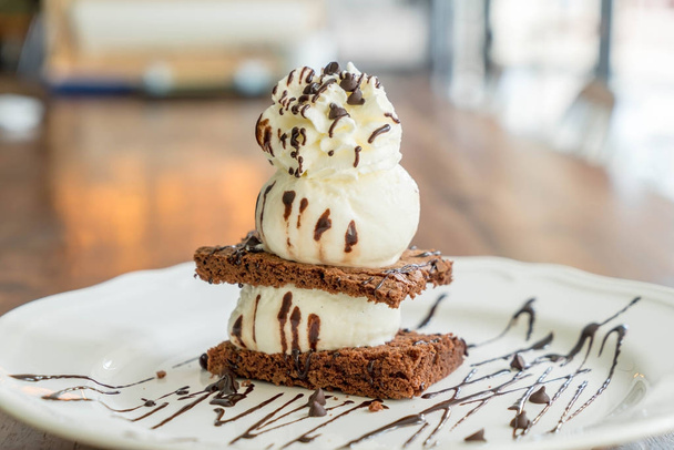 chocolate brownies with vanilla ice-cream - Foto, Imagen
