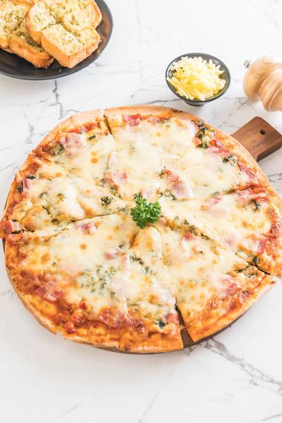 Ispanak ve pastırma pizza - Fotoğraf, Görsel