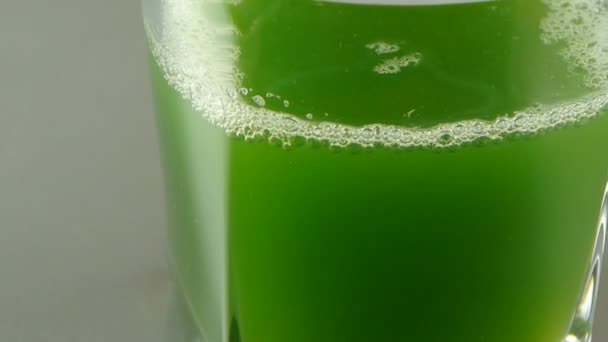 Espuma e bolha na superfície da água.Uma xícara de mosto verde, suco de trigo, blis
 - Filmagem, Vídeo