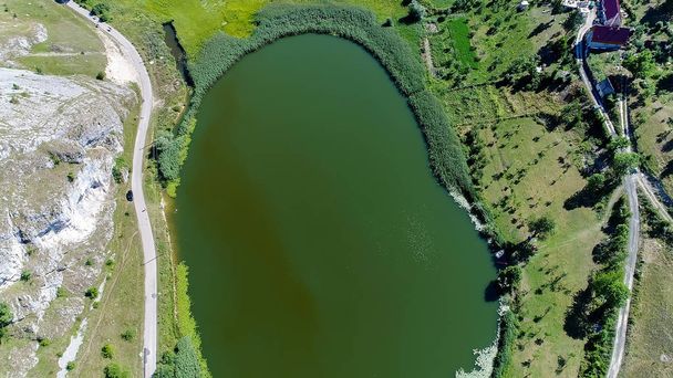 Vista aérea sobre el lago en la montaña Durmitor
 - Foto, Imagen