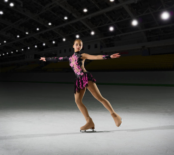 Woman figure skater at sports hall - Foto, Imagem