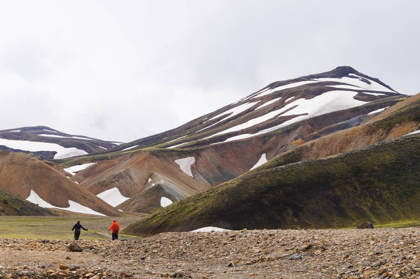 Niet-geïdentificeerde toeristen trekking bij Landmannalaugar in IJsland. - Foto, afbeelding