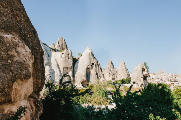 Hills Kapadokya'nın güzel manzarasına. Bir Türkiye manzaraları. Turizm, seyahat, doğa. - Fotoğraf, Görsel