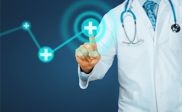 El doctor presiona el botón en realidad aumentada. Tecnología moderna en salud y medicina Concepto
 - Foto, Imagen