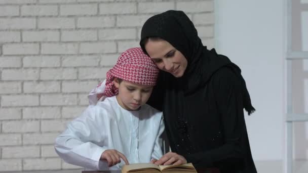 Arabski matka i syn pozowanie kryty. - Materiał filmowy, wideo