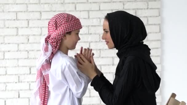 Arabische Mutter und Sohn posieren drinnen. - Filmmaterial, Video