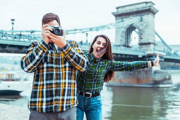 Schöne Menschen fotografieren Brücke im Hintergrund - Foto, Bild