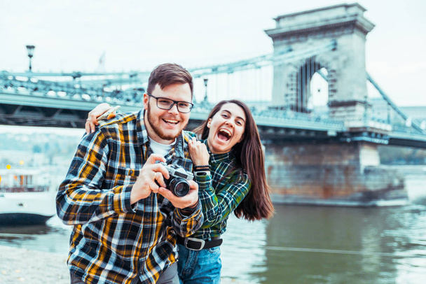 hermosa pareja tomando foto puente en el fondo
 - Foto, Imagen