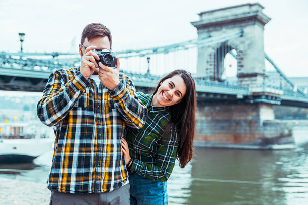 hermosa pareja tomando foto puente en el fondo
 - Foto, imagen