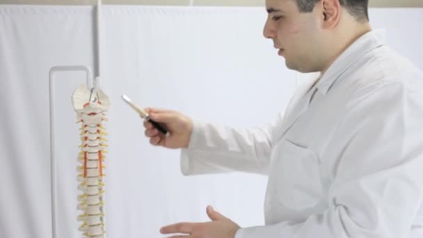Lekarz mówi o szczegóły układ ludzkiego kręgosłupa - Materiał filmowy, wideo