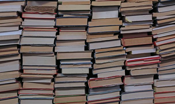 livros de vários tamanhos para a preparação de examinatio universidade
 - Foto, Imagem