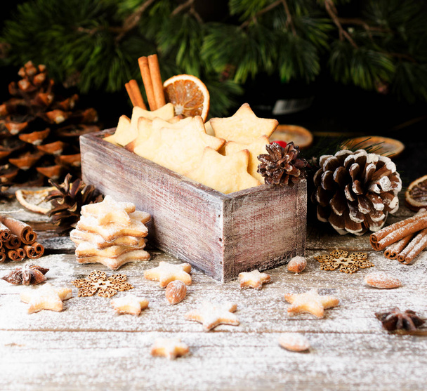 Christmas or new year gingerbread cookies in a wooden box - Foto, Imagen