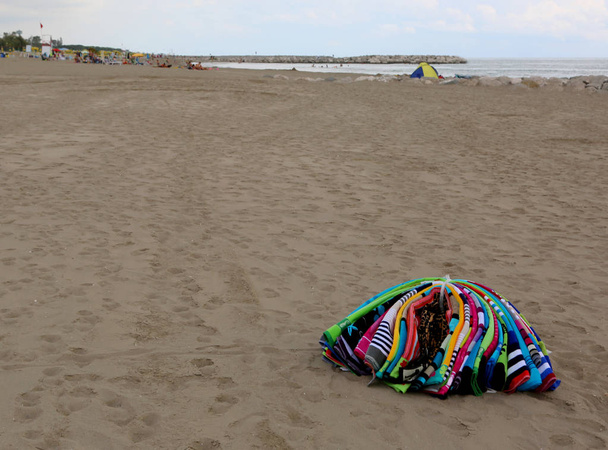 sonra kötü niyetli bir satıcı tarafından sahilde abounding havlu yığını - Fotoğraf, Görsel