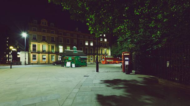 Лондонская площадь Рассела ночью B
 - Фото, изображение