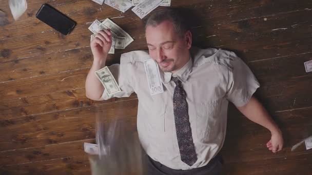Geld fällt auf schlafenden Geschäftsmann - Filmmaterial, Video
