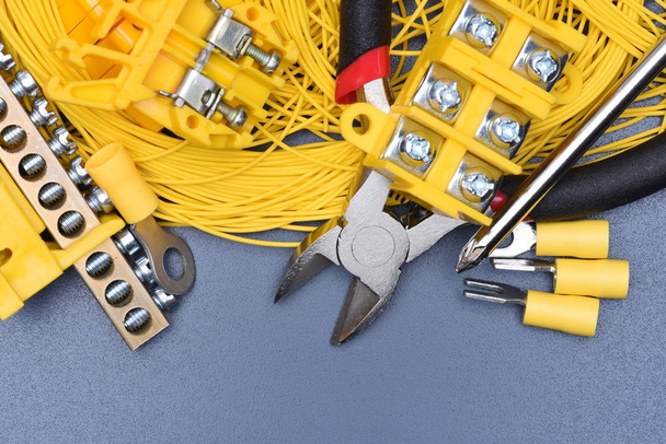 Kable, urządzenia elektryczne i narzędzia na metalowego stołu, bezpośrednio powyżej - Zdjęcie, obraz