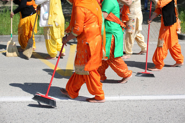 sikh Religion Veranstaltung und die tapferen Frauen mit bunten Kleidern sw - Foto, Bild