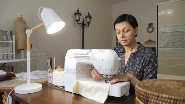vrouw aan het werk op een naaimachine. - Video