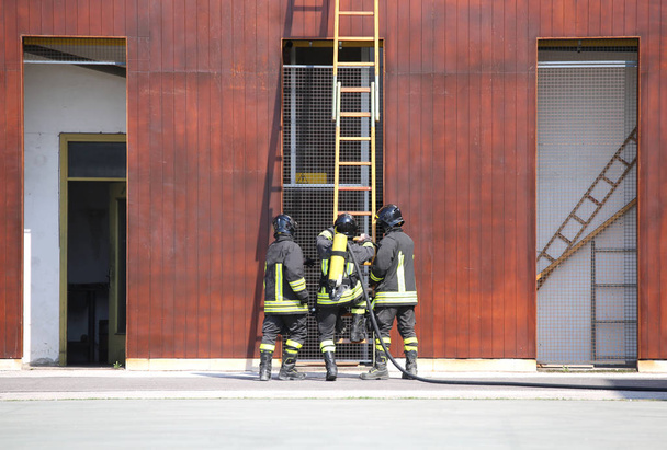 Drei Feuerwehrleute bei der Feuerwehr - Foto, Bild