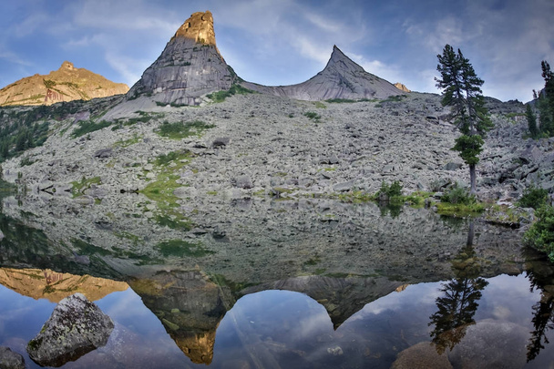 Blue Mountain Rural Tranquil Remote Lake Reflection Concept, dans le parc Ergaki, Russie
 - Photo, image