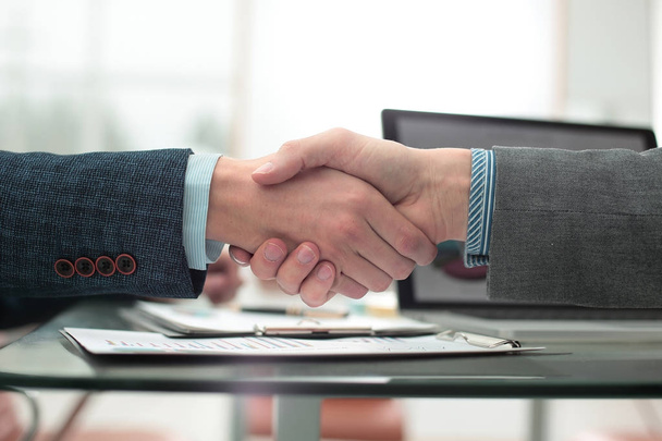 businessman shaking hands to seal a deal with his partner - Фото, зображення