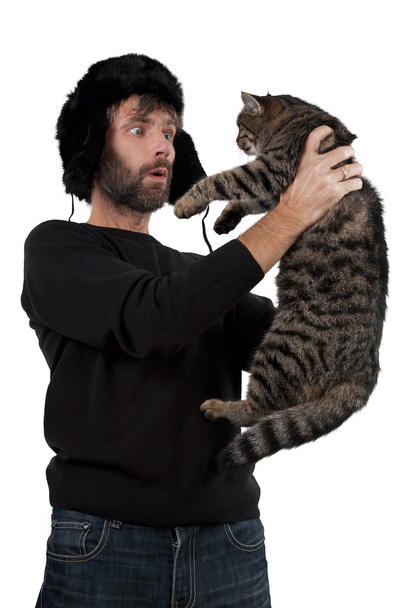 Hombre en sombrero orejeras celebración gato
 - Foto, imagen