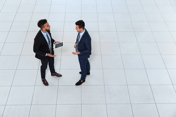 Reunión de dos hombres de negocios discutiendo el plan de proyecto Comunicando, Empresario Hablando de ángulo superior Ver
 - Foto, Imagen