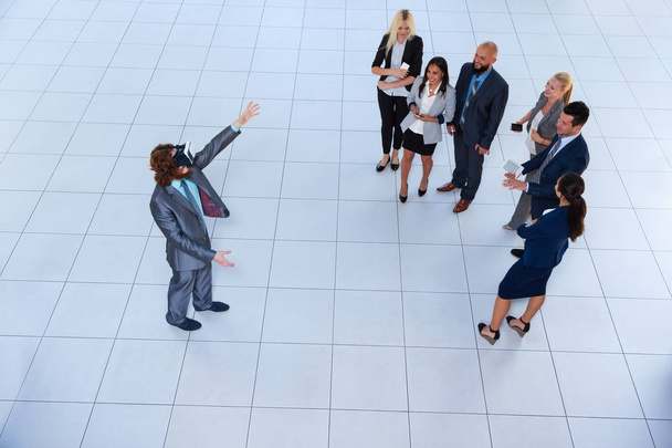 Επιχείρηση άνθρωπος φορούν ψηφιακής γυαλιά, επιχειρηματίας κρατήστε χέρι εικονικής πραγματικότητας κορυφαία γωνία προβολής επιχειρηματίες ομάδα - Φωτογραφία, εικόνα