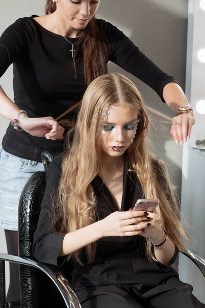 tisser tresse fille dans un salon de coiffure - Photo, image